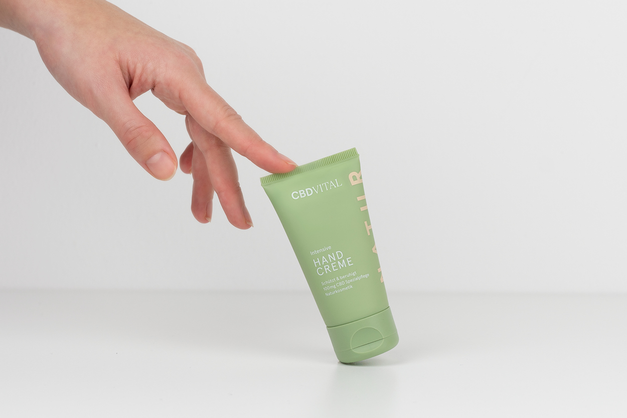 Crema mani con CBD per mani secche