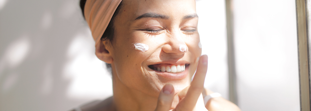 Come curare la pelle problematica in estate